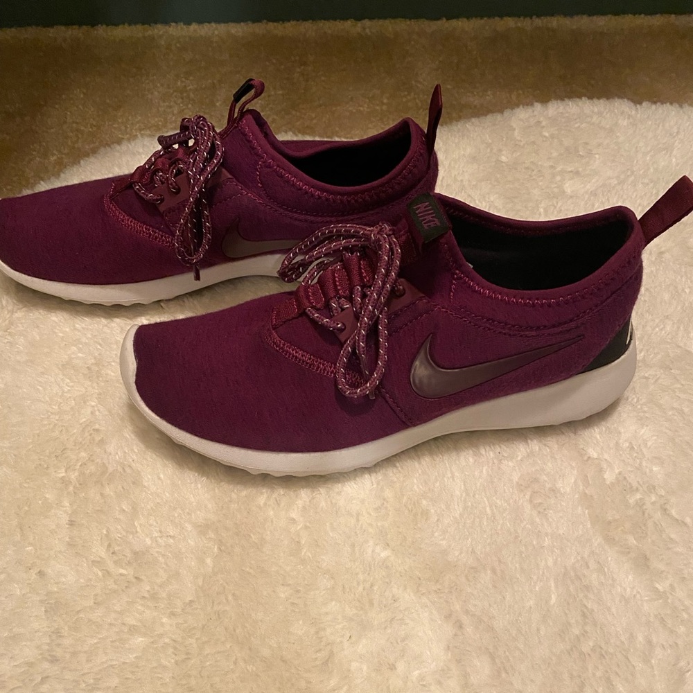 Women’s Size 7.5 Nike Juvenates
